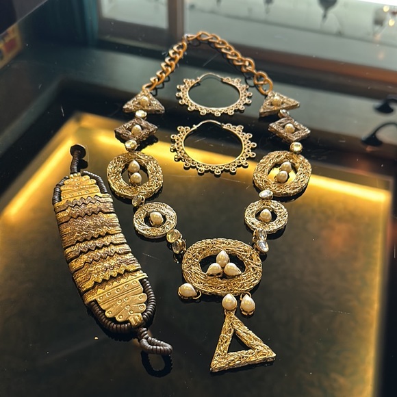NWT Aztec Necklace set in dual tone gold & faux pearls with bracelet & earrings - Picture 3 of 17